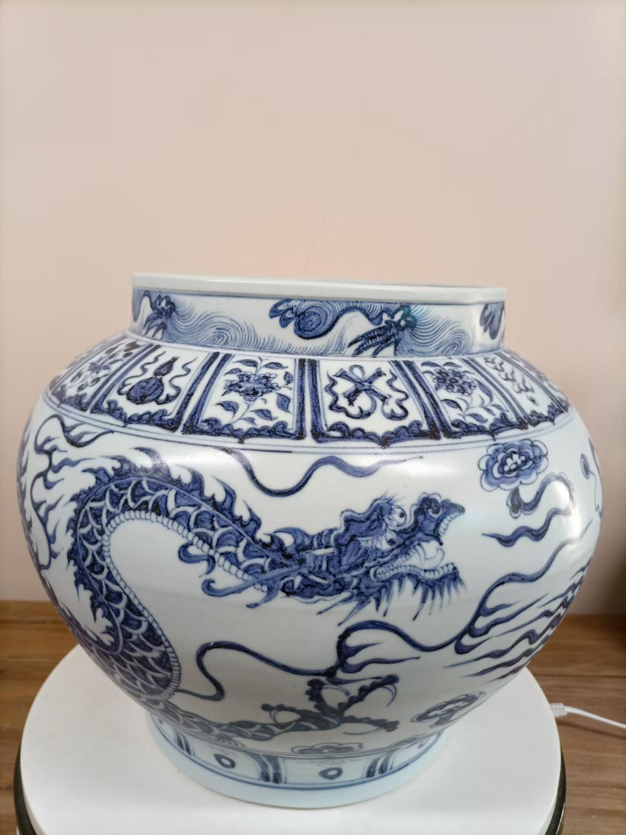 青花龙纹大罐。高28厘米