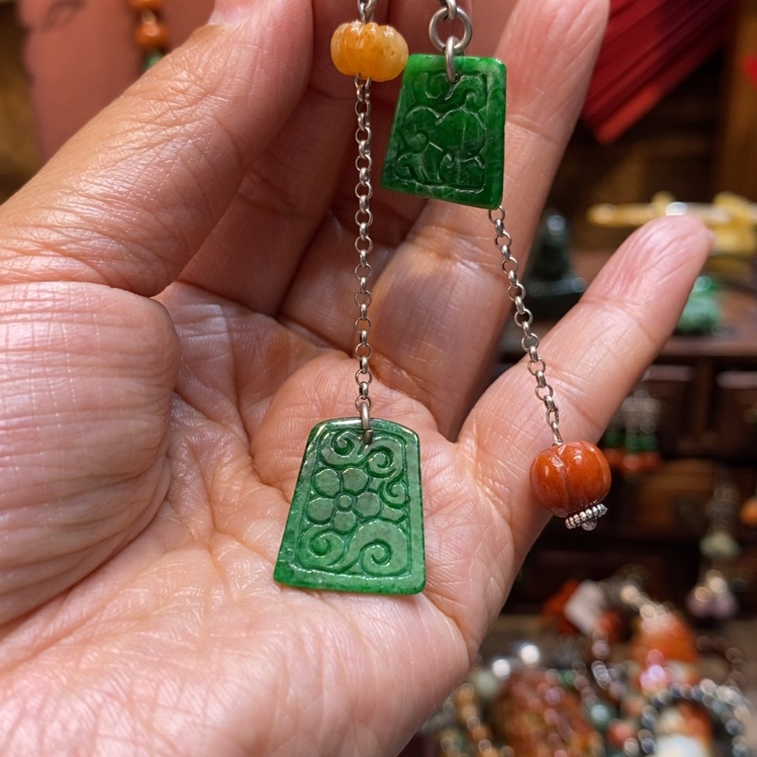 翡翠吊坠(赠链)未镶嵌