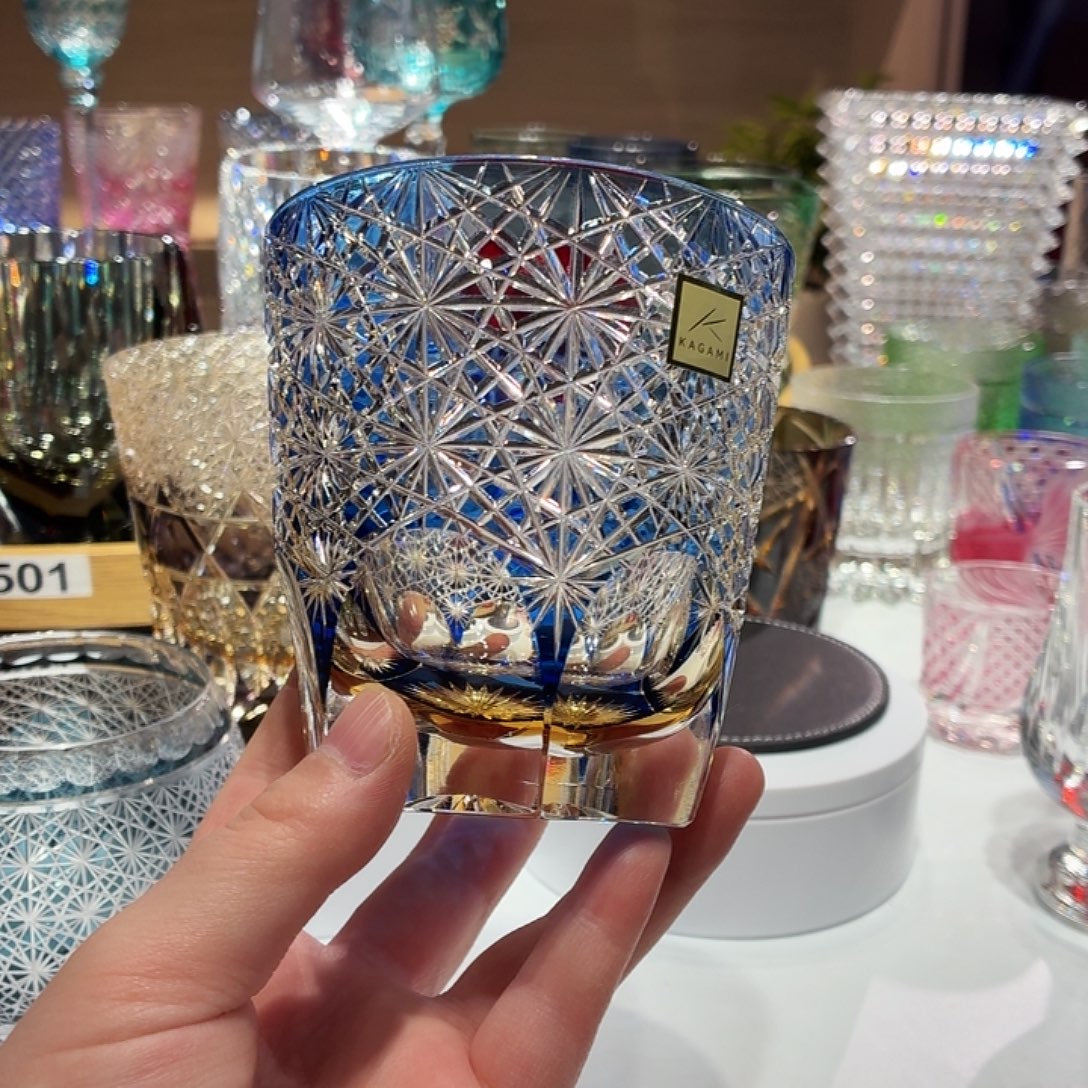 威士忌酒杯蓝色雏菊