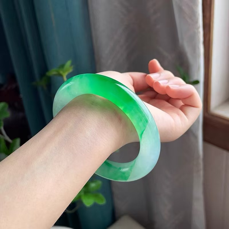 缅甸翡翠高冰种阳绿色紫罗兰黄翡飘花手镯 / 中缅边境 现场选货