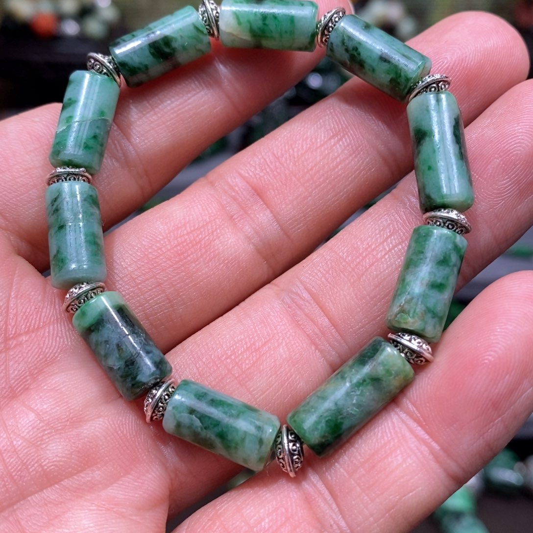 翡翠颈饰未镶嵌漂亮美眉