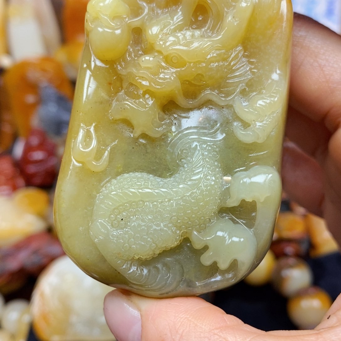 石英质玉（黄龙玉）颈饰未镶嵌