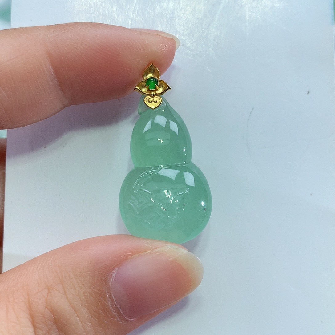 翡翠18K金镶嵌颈饰葫芦