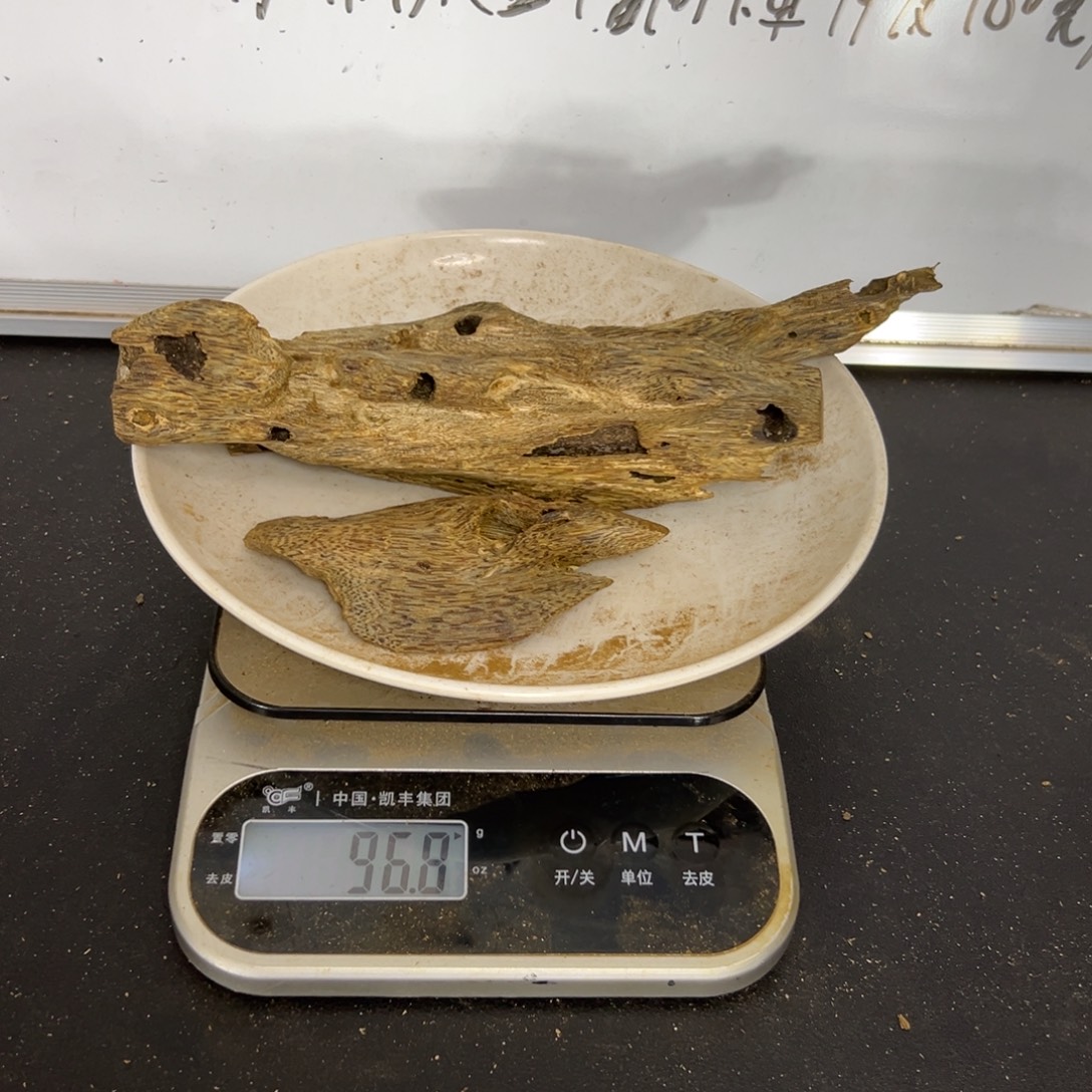 沉香沉香碎屑驼背黑奇虫眼