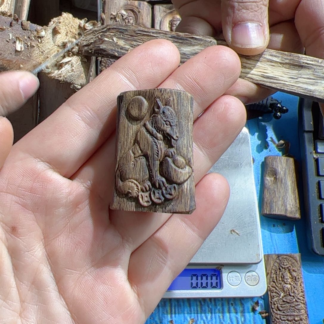 沉香吊坠白棋狗6.4克