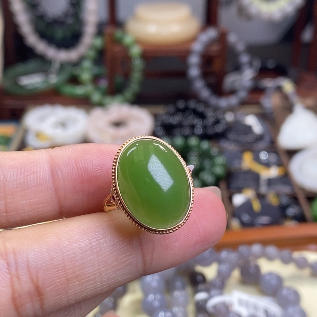 和田玉精品老矿料碧玉苹果绿18.k鸽子蛋戒指未镶嵌