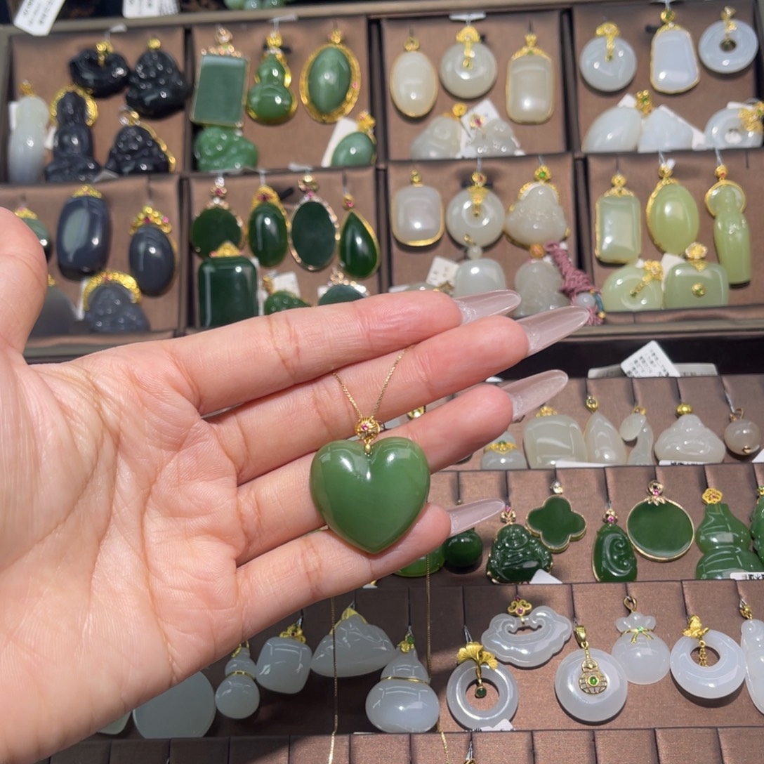 和田玉18K金镶嵌吊坠(赠链)