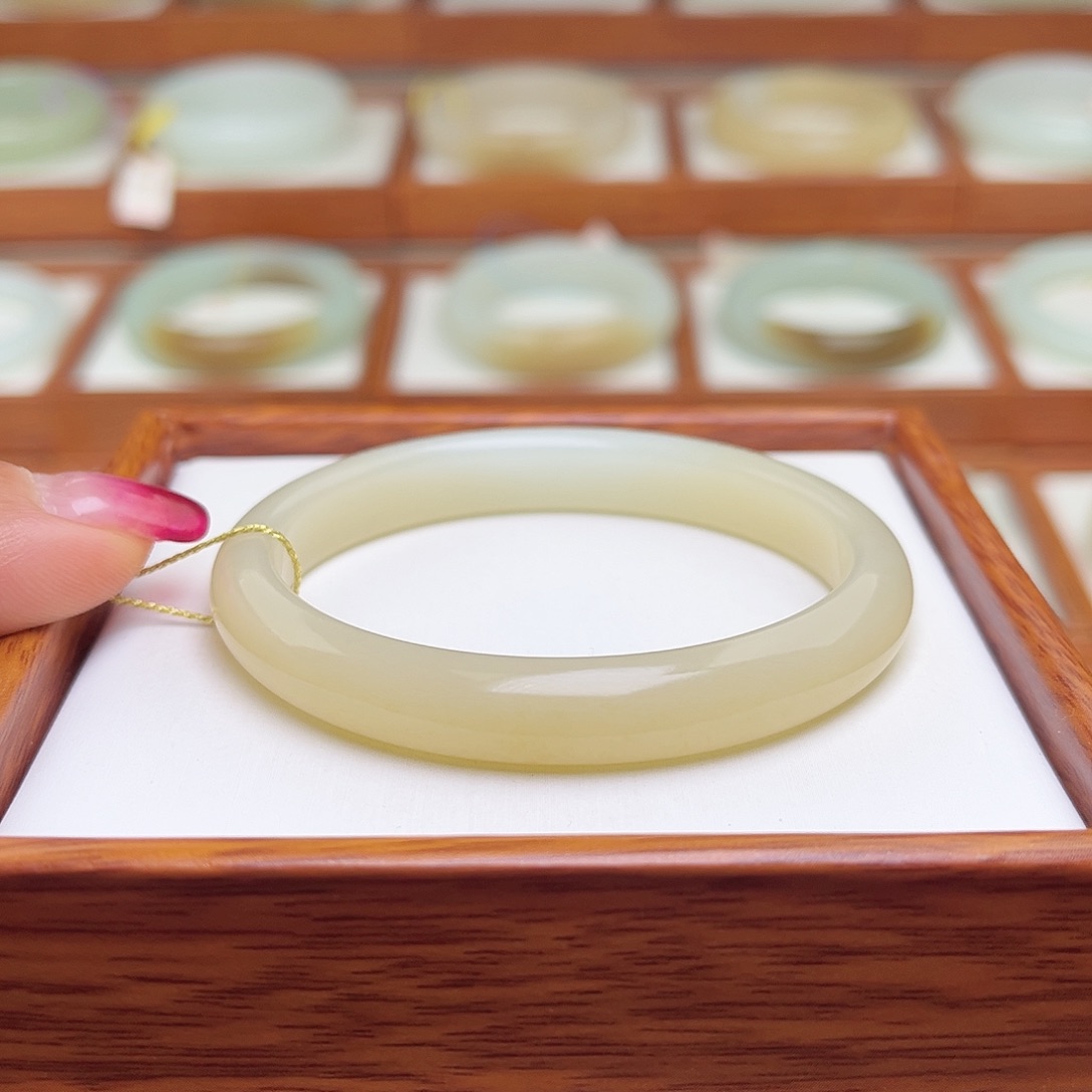 和田玉手镯未镶嵌52.6