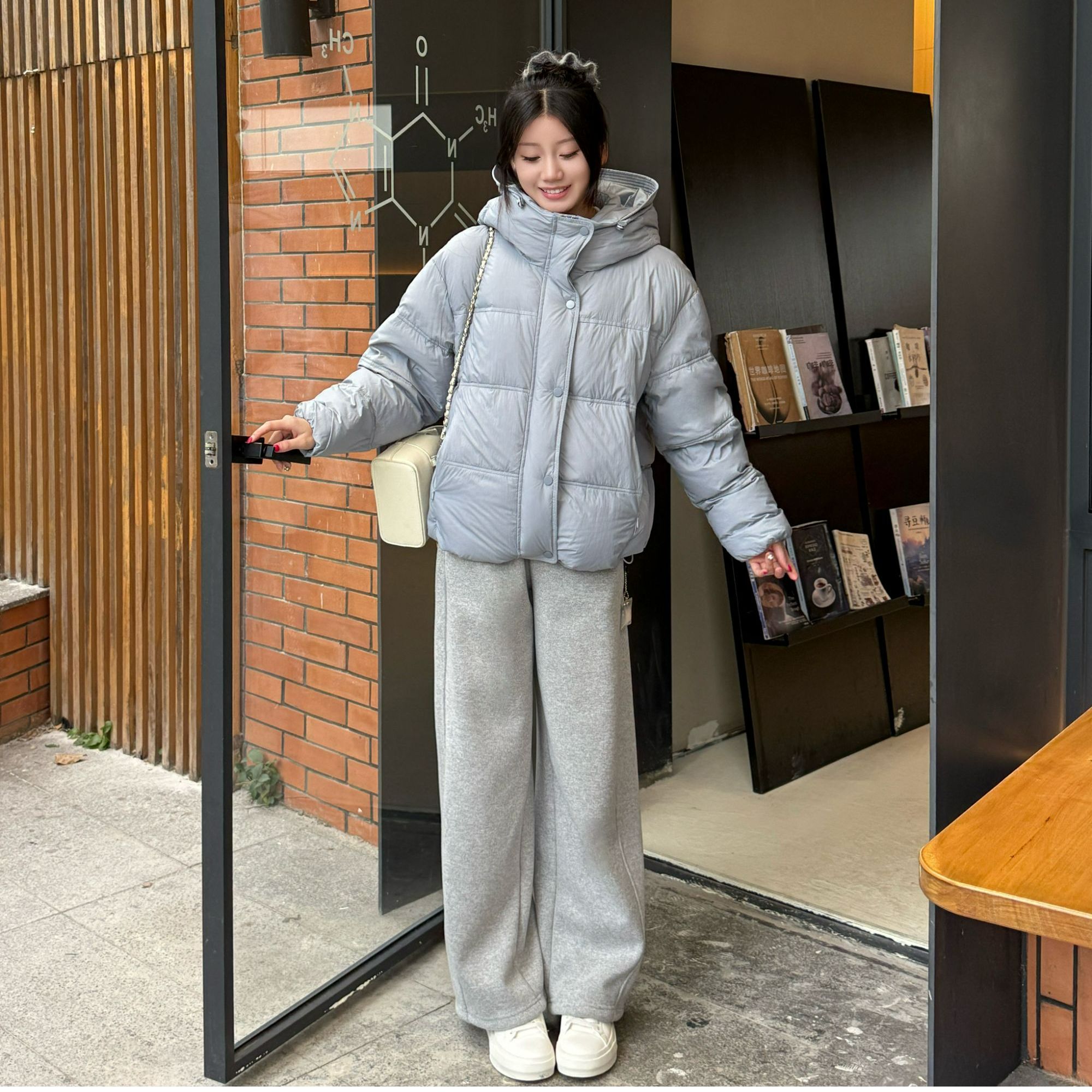 韩系泡芙短款连帽加厚时尚保暖外套2025冬新款