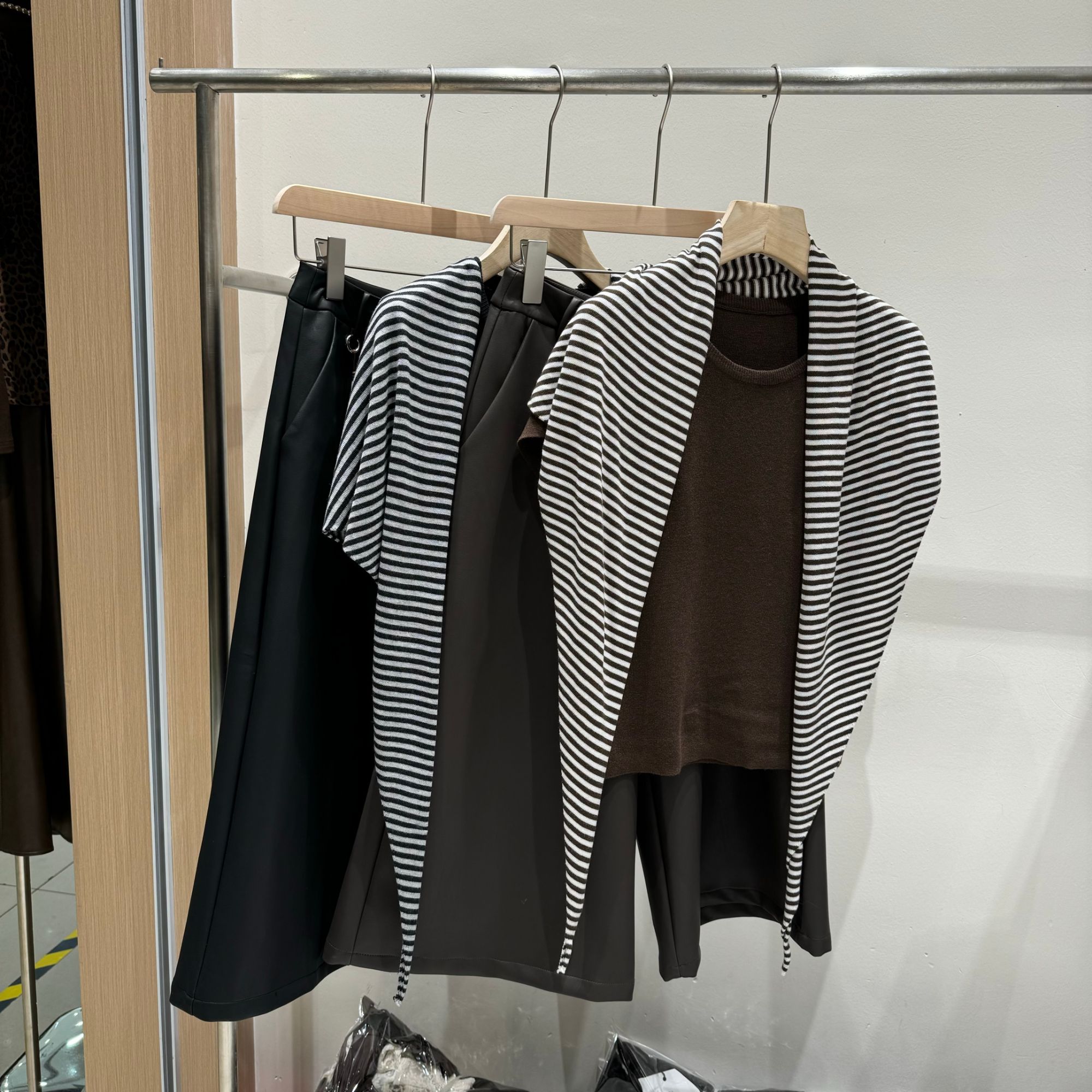 欧货正品条纹披肩短袖针织衫上衣+吊坠阔腿八分皮裤两件套
