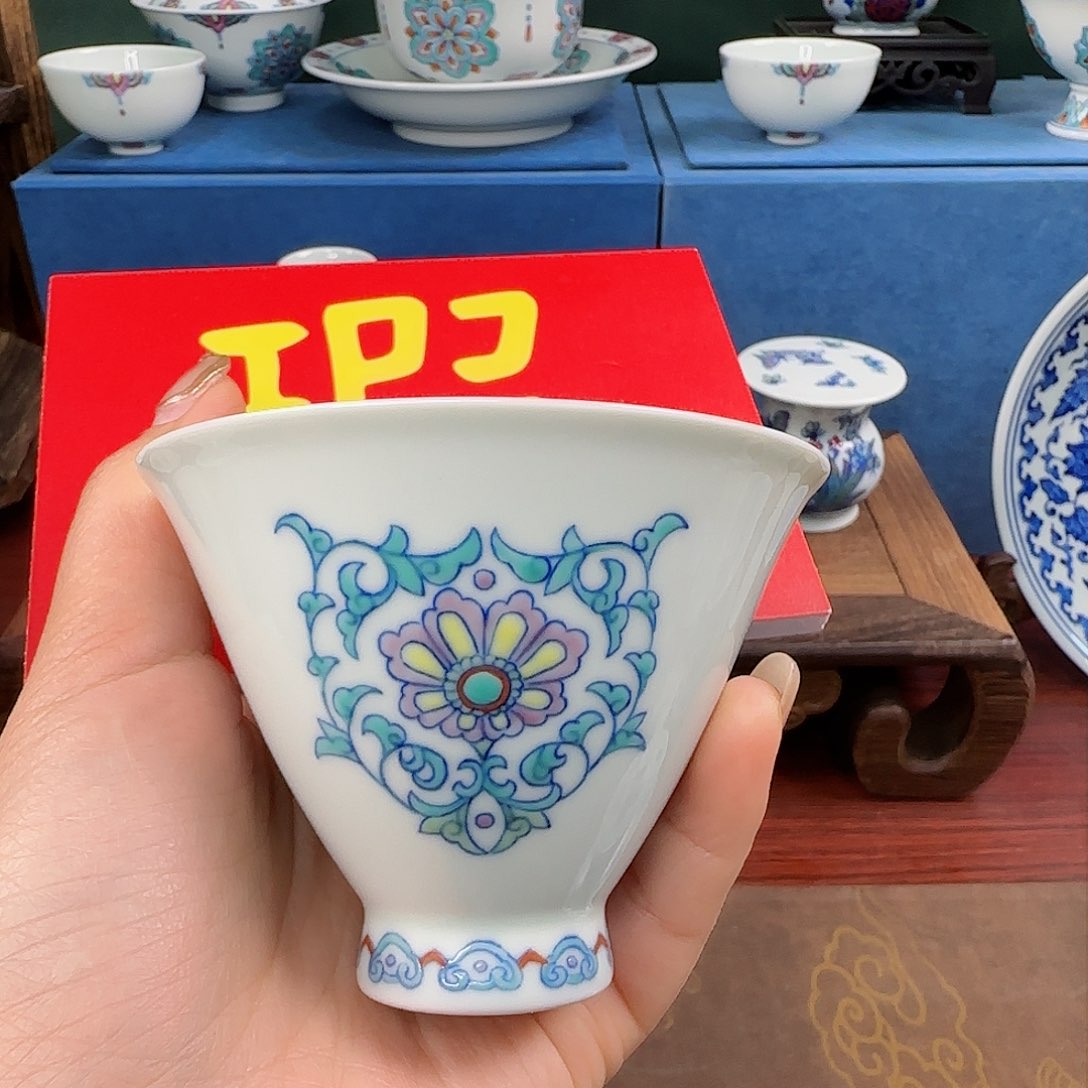 景德镇微瑕青花斗彩杯