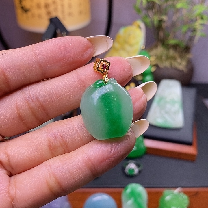 翡翠未镶嵌吊坠(赠链)