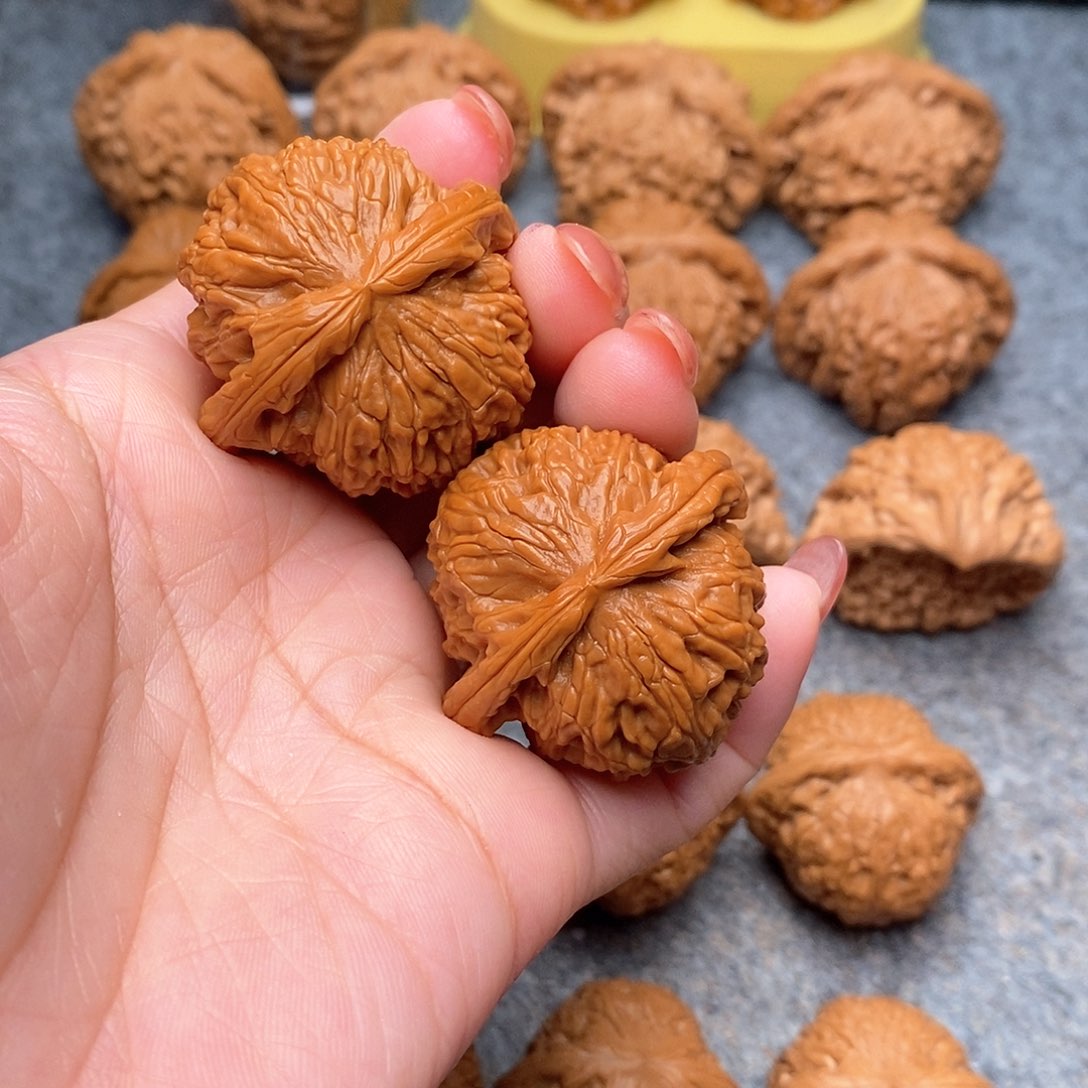 文玩核桃把件精品特价红皮白狮子40