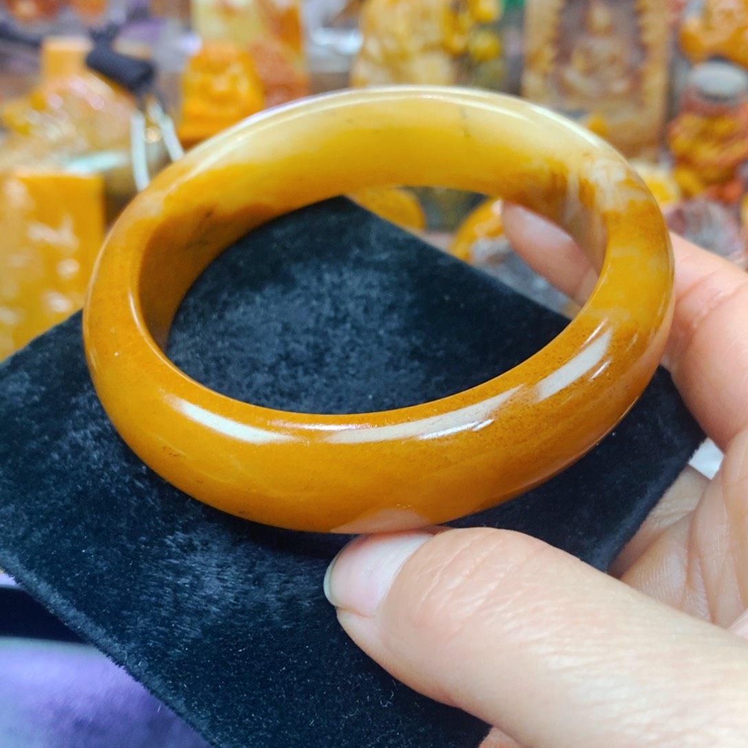 未镶嵌石英质玉（黄龙玉）颈饰