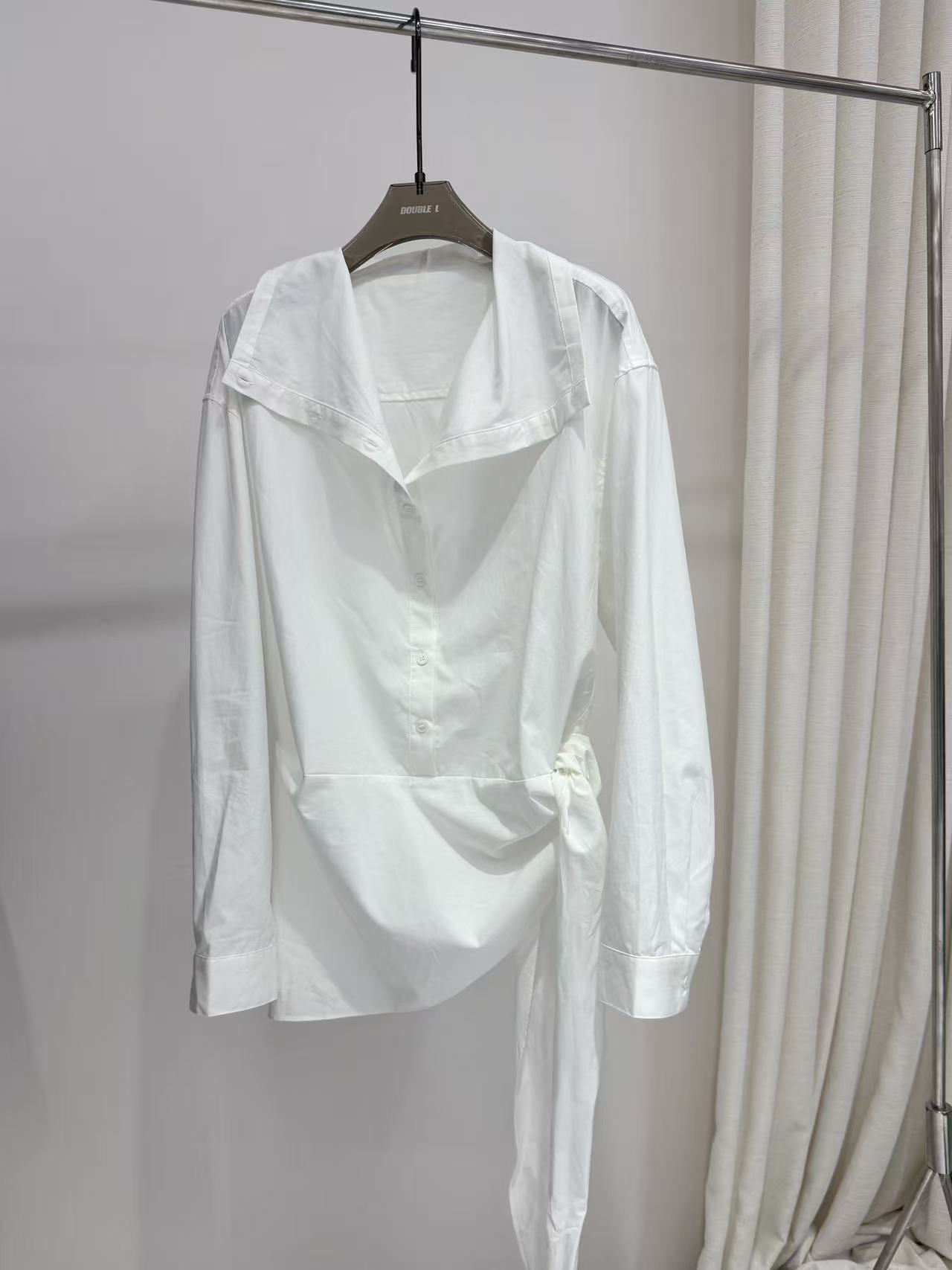 吕林2025秋冬《极简灵魂》大翻领纽扣系带高级简约风衬衫