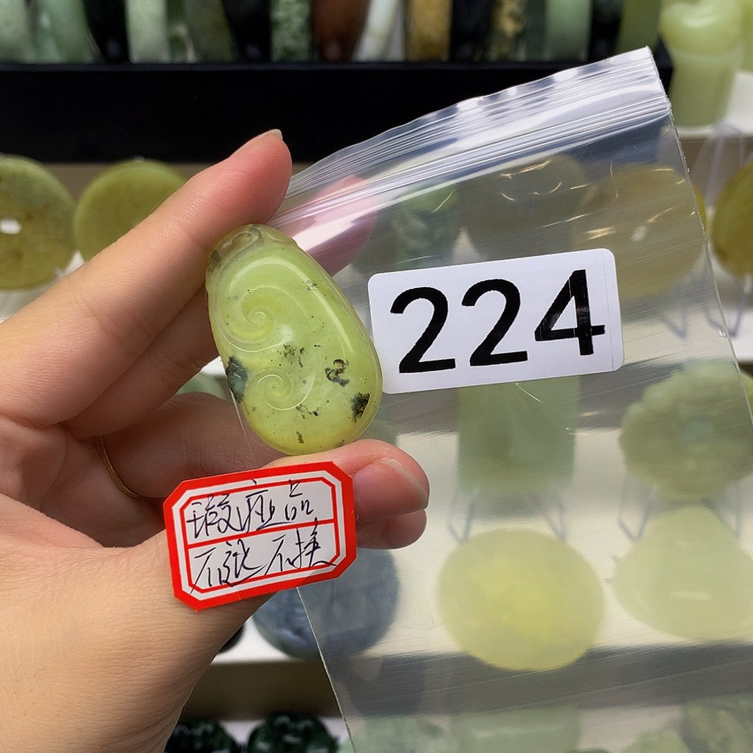 蛇纹石玉颈饰未镶嵌