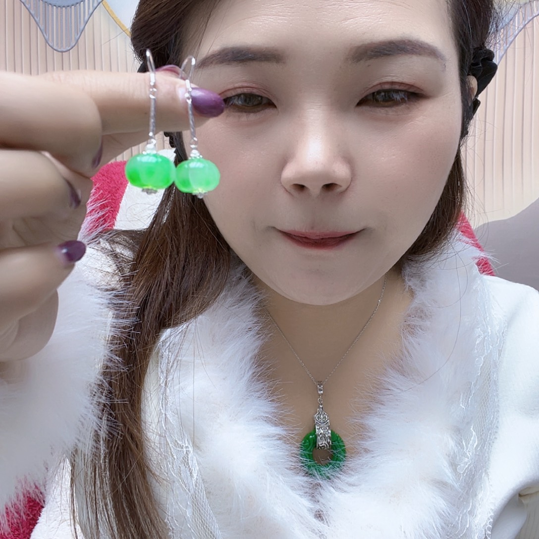 翡翠未镶嵌颈饰耳坠