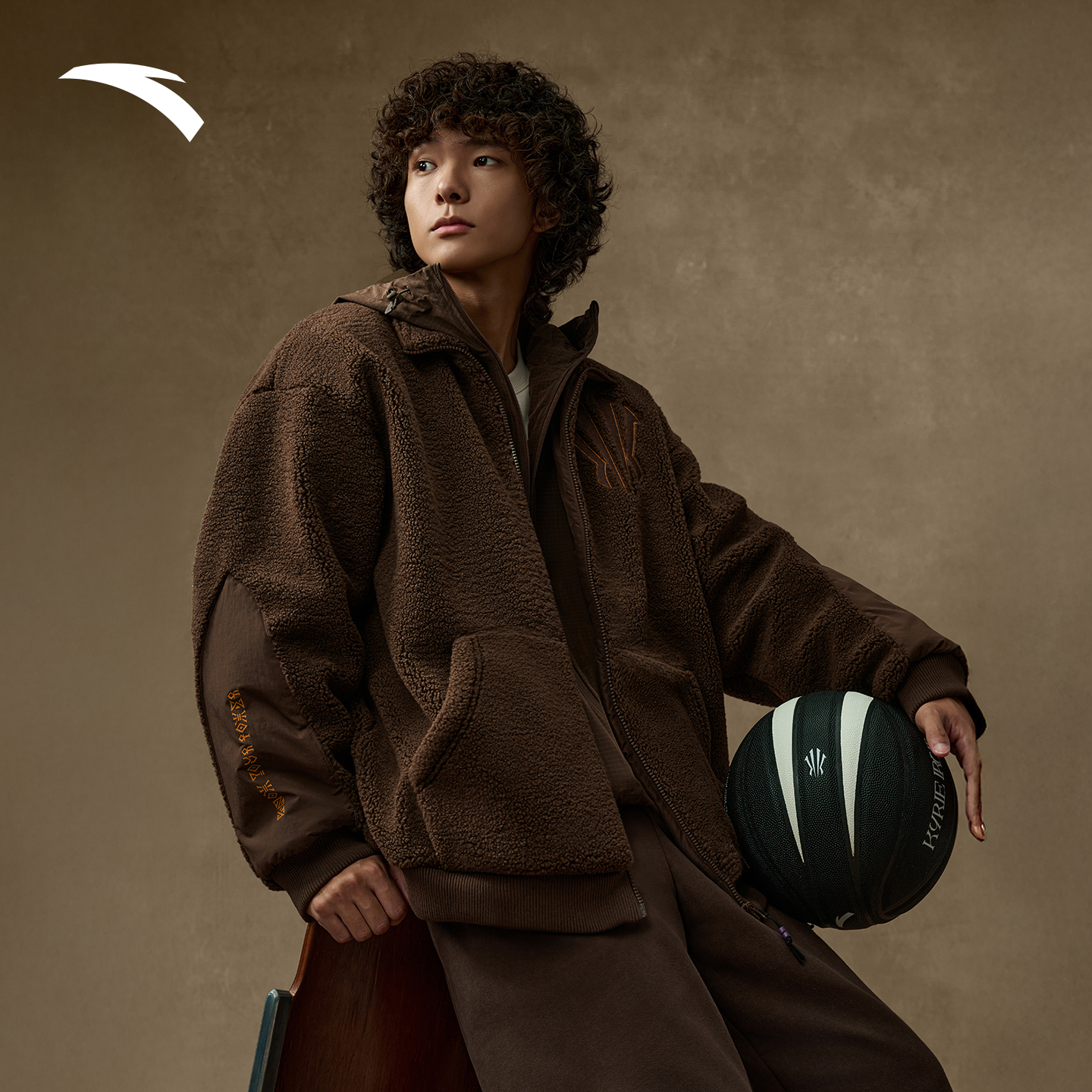 【冬日穿搭】安踏欧文冬季新款防风保暖立领外套秋冬户外羊羔绒上衣