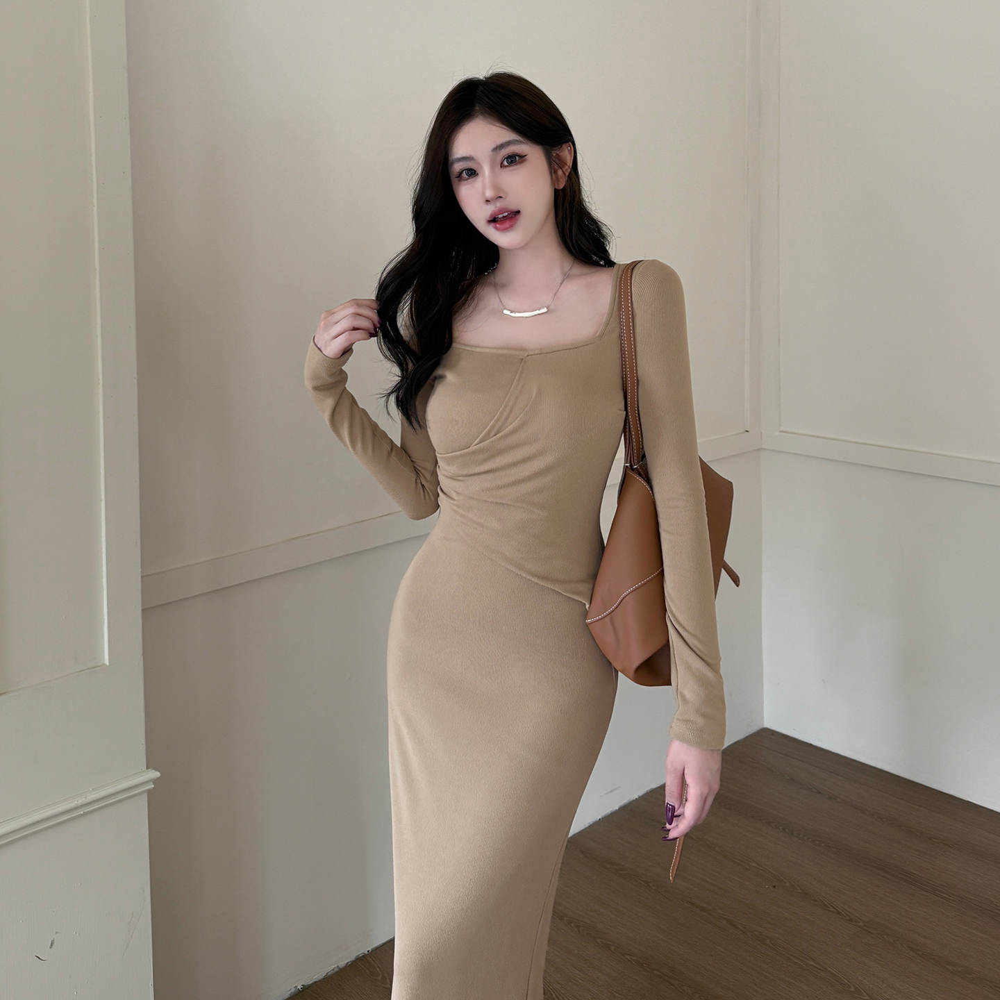 GirlsAt18 法式方领简约大气通勤连衣裙气质修身褶皱显身材包臀裙