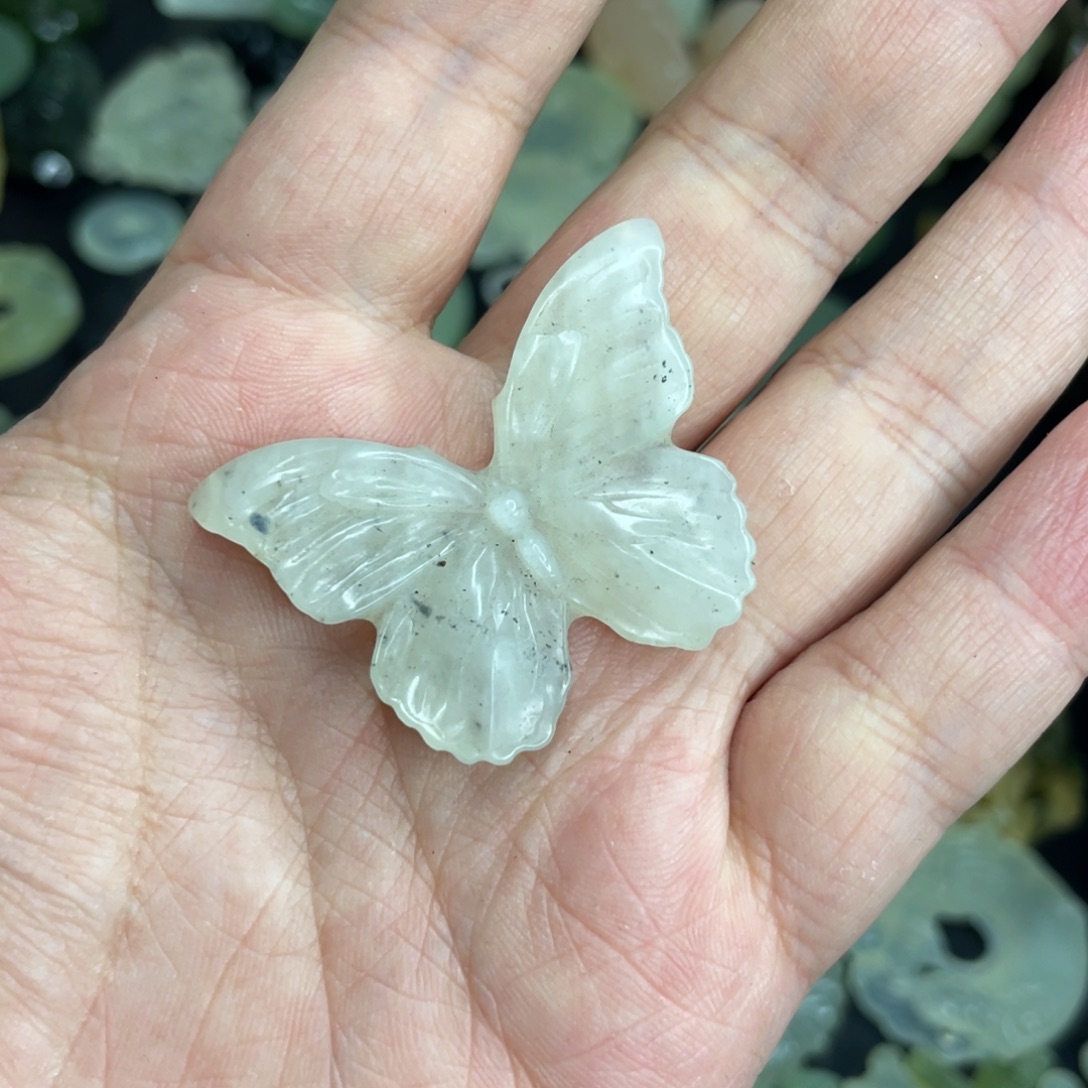 你****岫玉未镶嵌颈饰蝴蝶