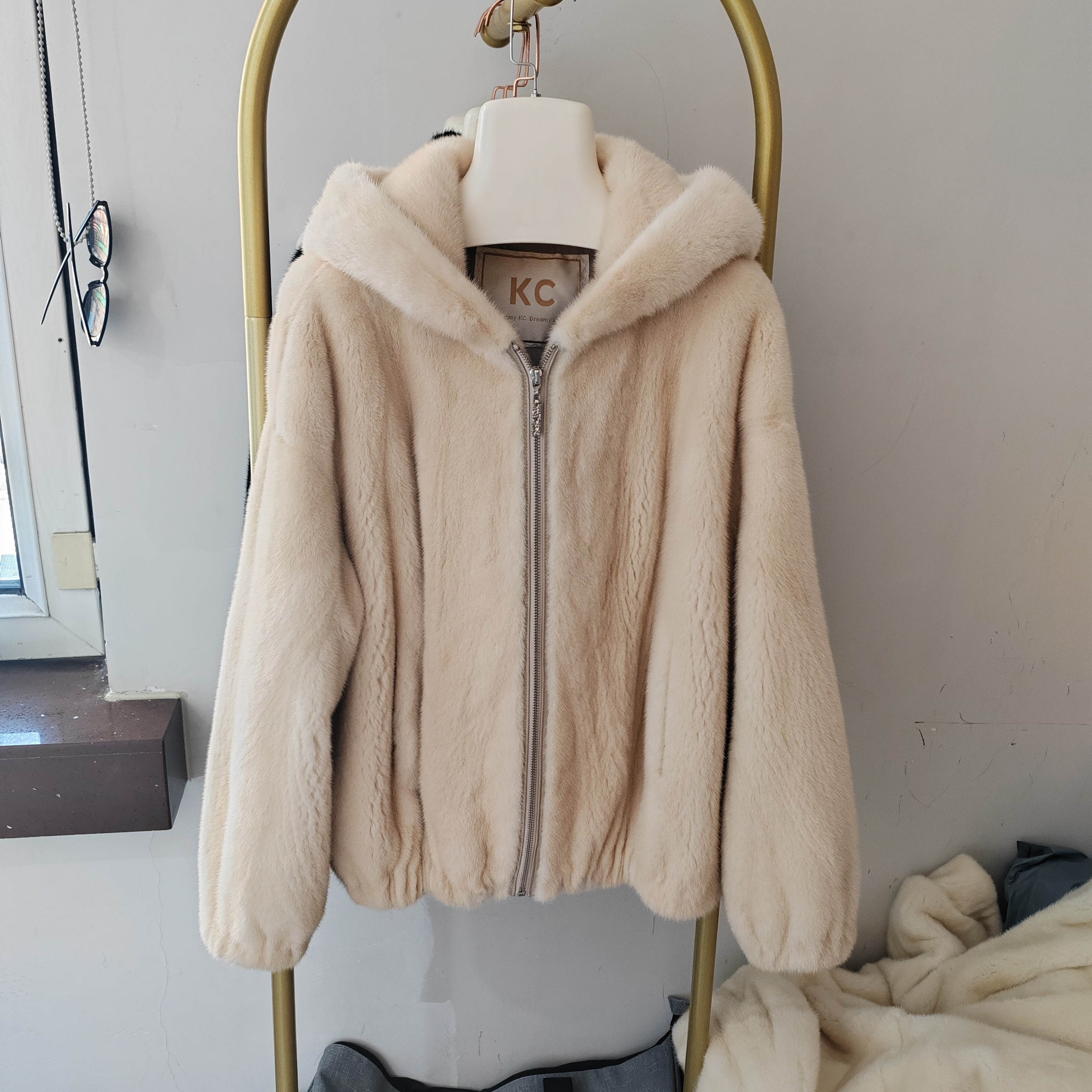 女款米黄拉链貂皮