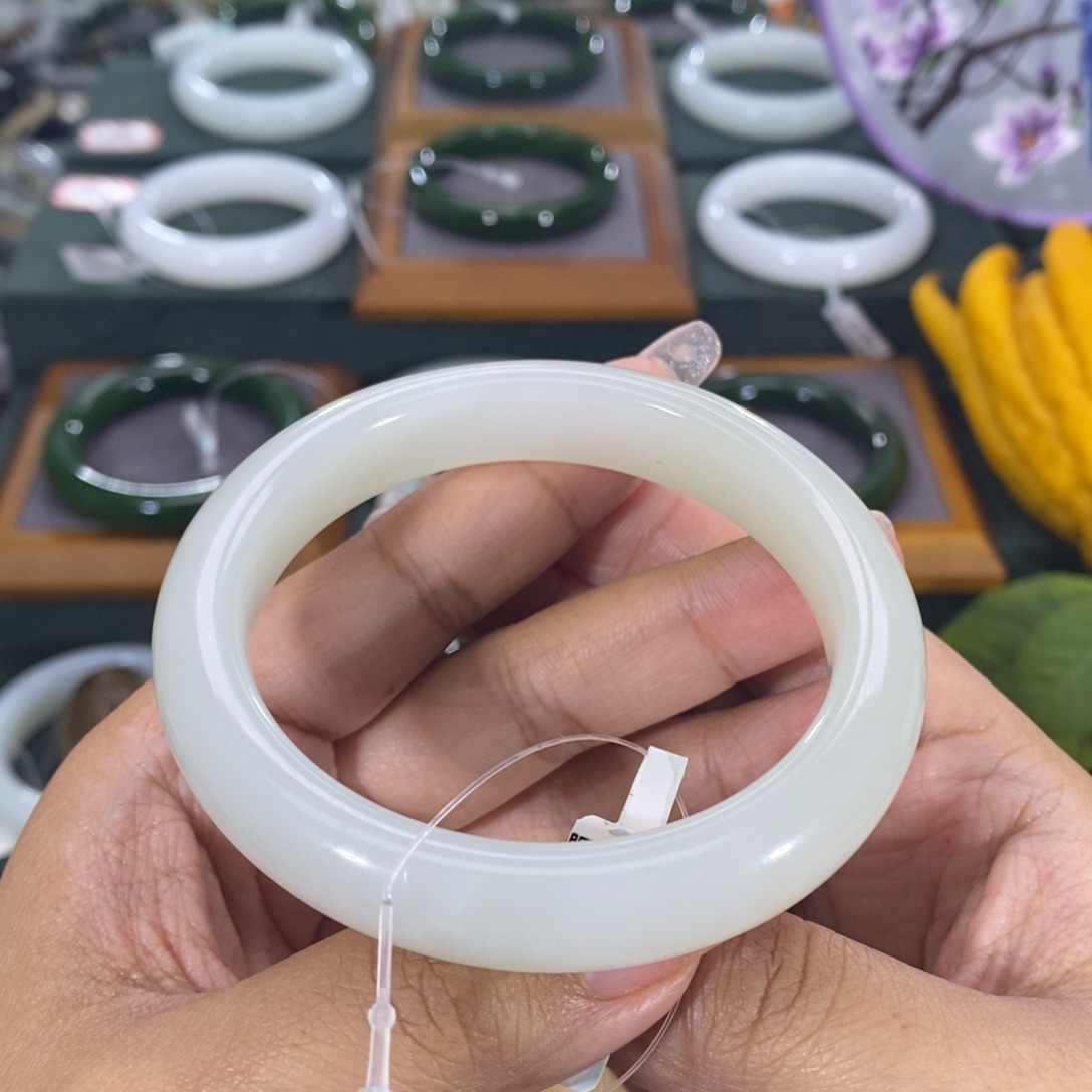 和田玉手镯未镶嵌