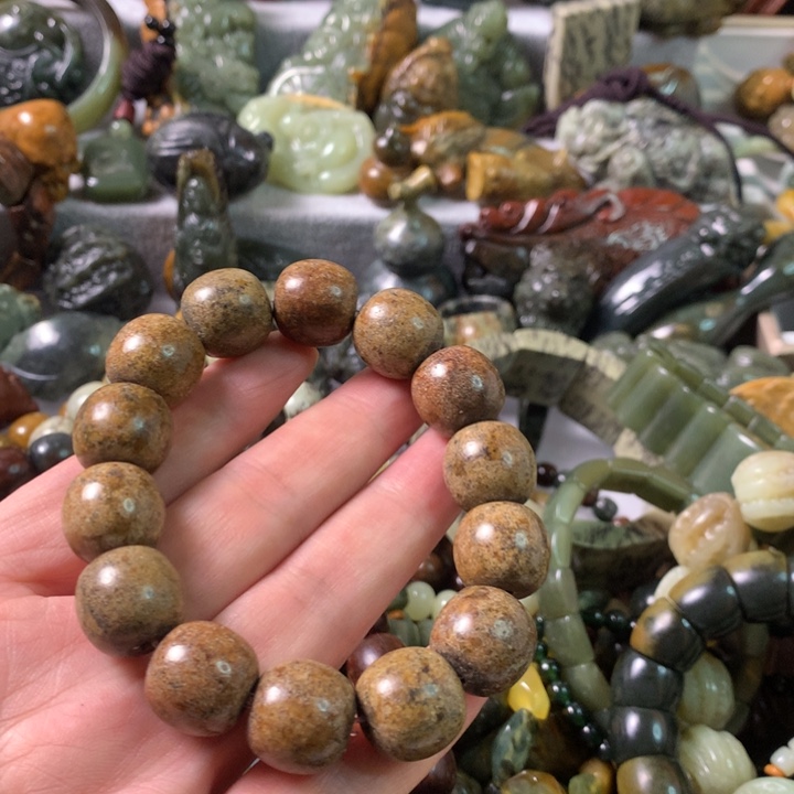 未镶嵌岫岩河磨玉（透闪石质玉）把件