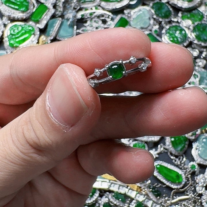 翡翠颈饰未镶嵌天然A货翡翠放漏