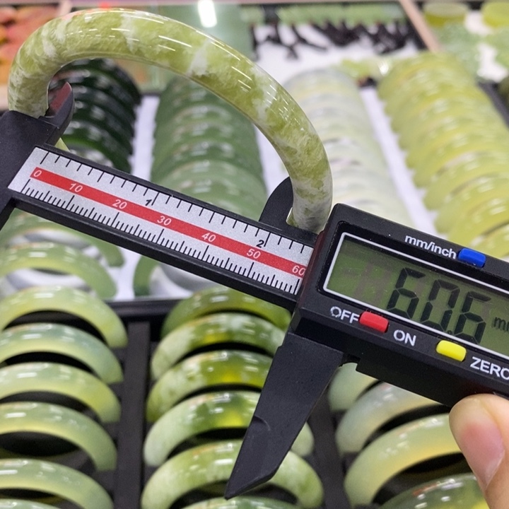 蛇纹石玉未镶嵌手镯微霞