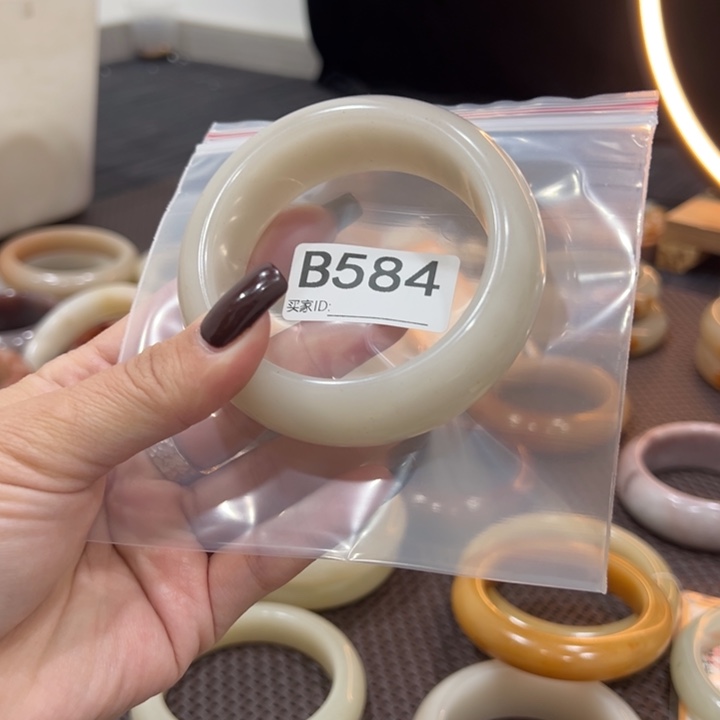 轻***物石英岩玉未镶嵌手镯