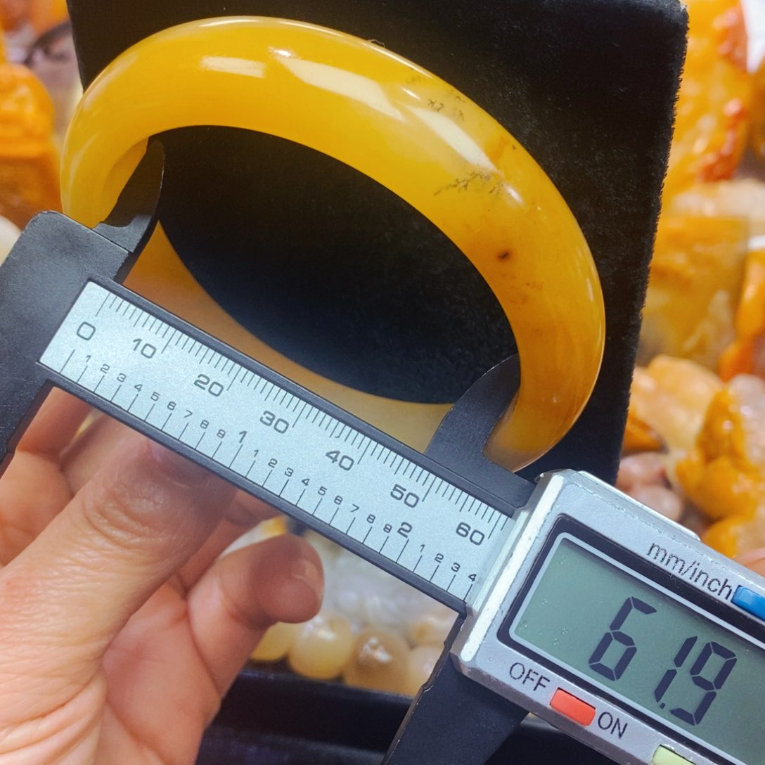 未镶嵌石英质玉（黄龙玉）颈饰