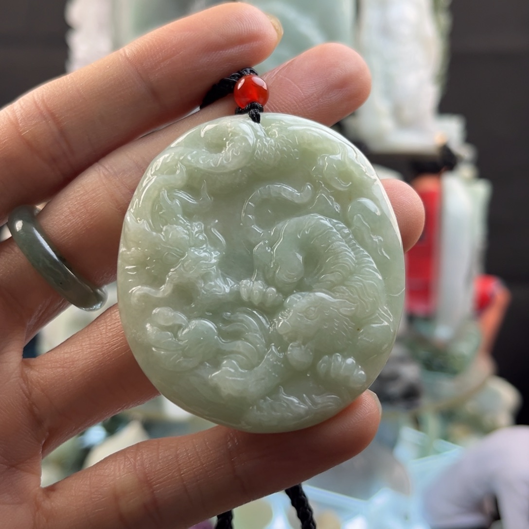 翡翠颈饰未镶嵌龙虎