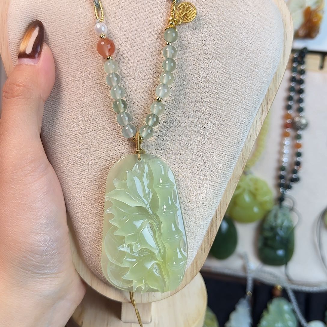 辛***哥蛇纹石玉未镶嵌颈饰