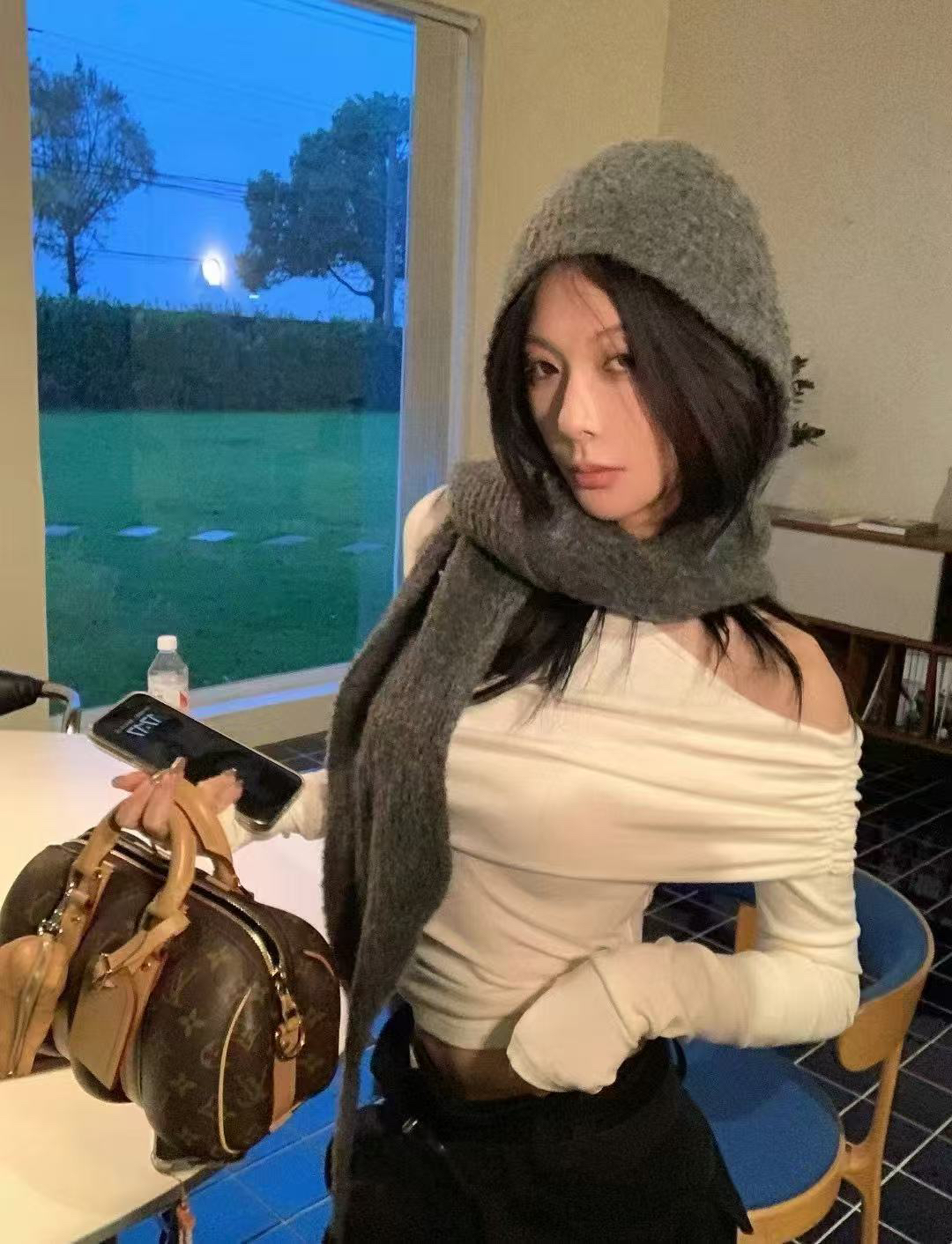 个性小心机款斜肩打底长袖t