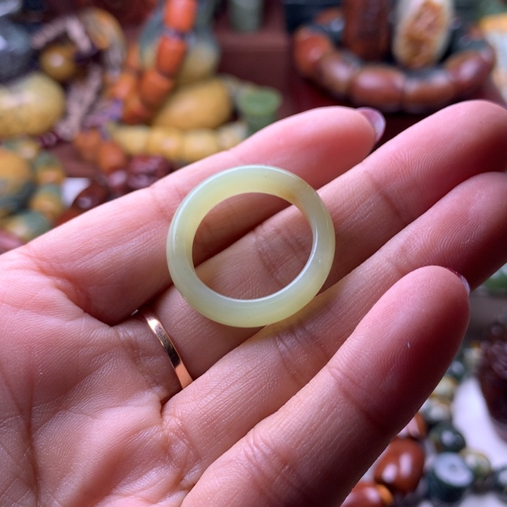 岫岩老玉（透闪石质玉）戒圈未镶嵌