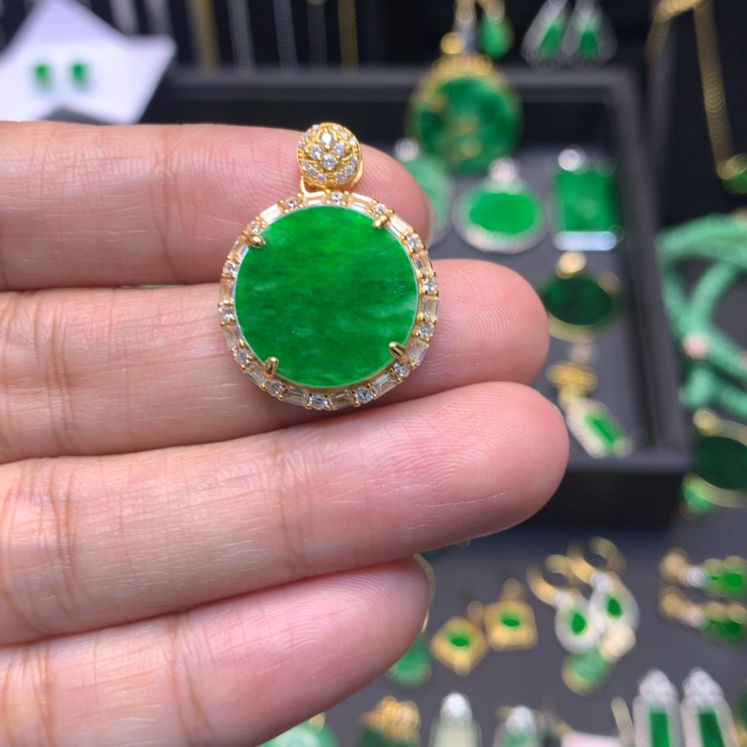 翡翠未镶嵌颈饰有纹