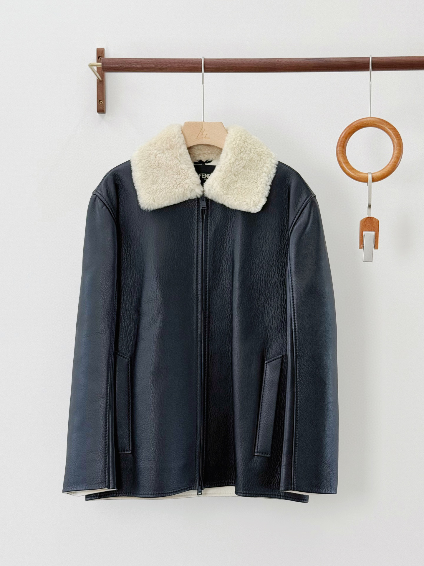 未使用 FENDI/芬迪 芬迪 男士黑色重工皮毛一体立领皮衣外套 