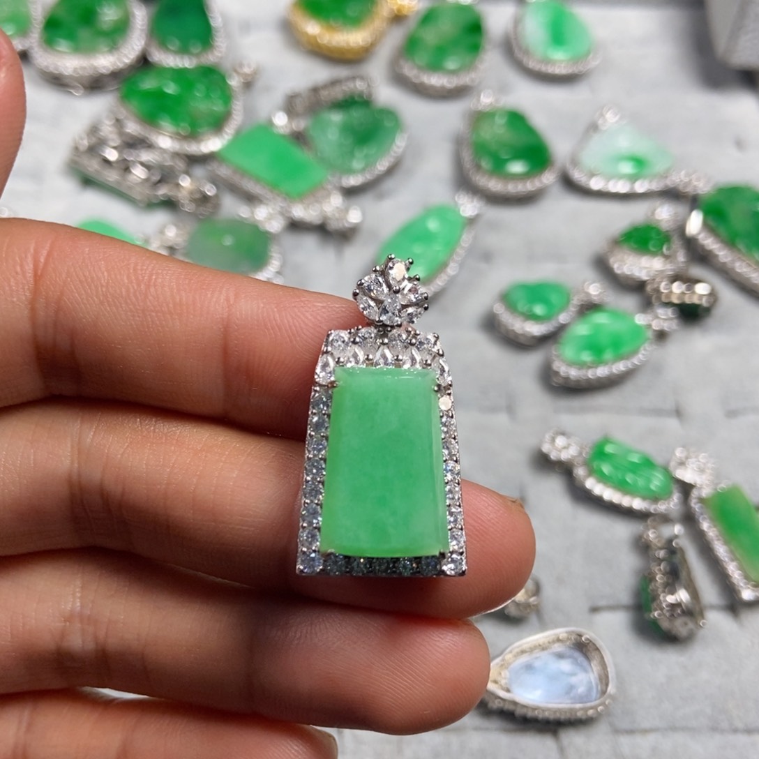 翡翠颈饰未镶嵌无事牌