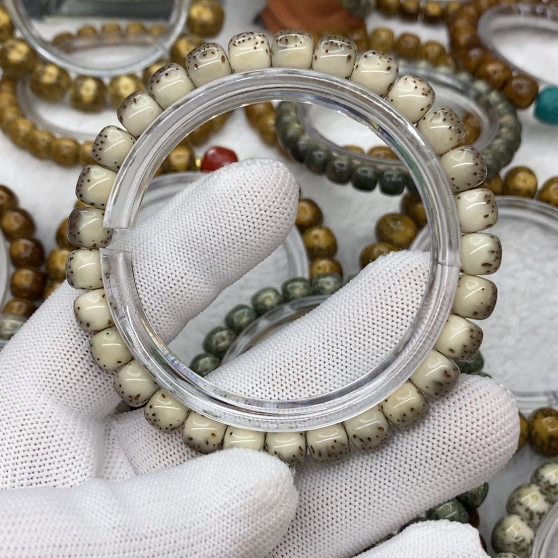 星月菩提吊坠盛**蕤石玉料