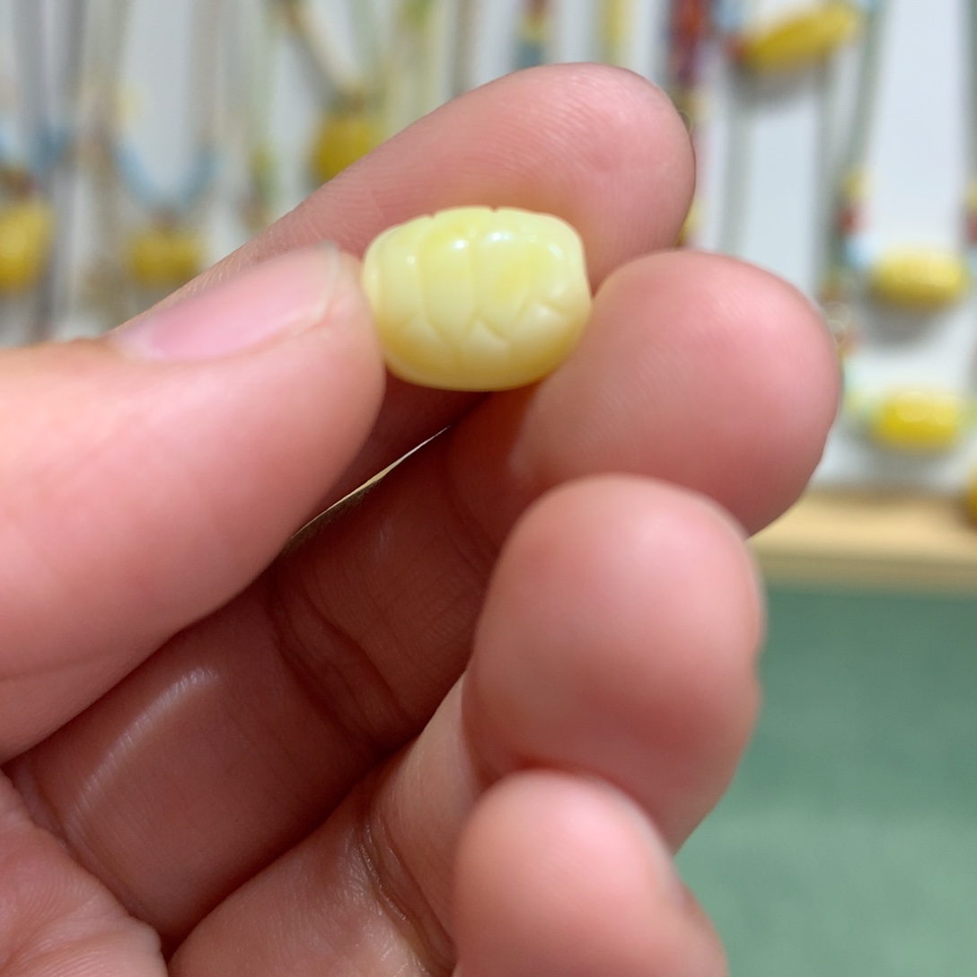 琥珀未镶嵌裸石配饰