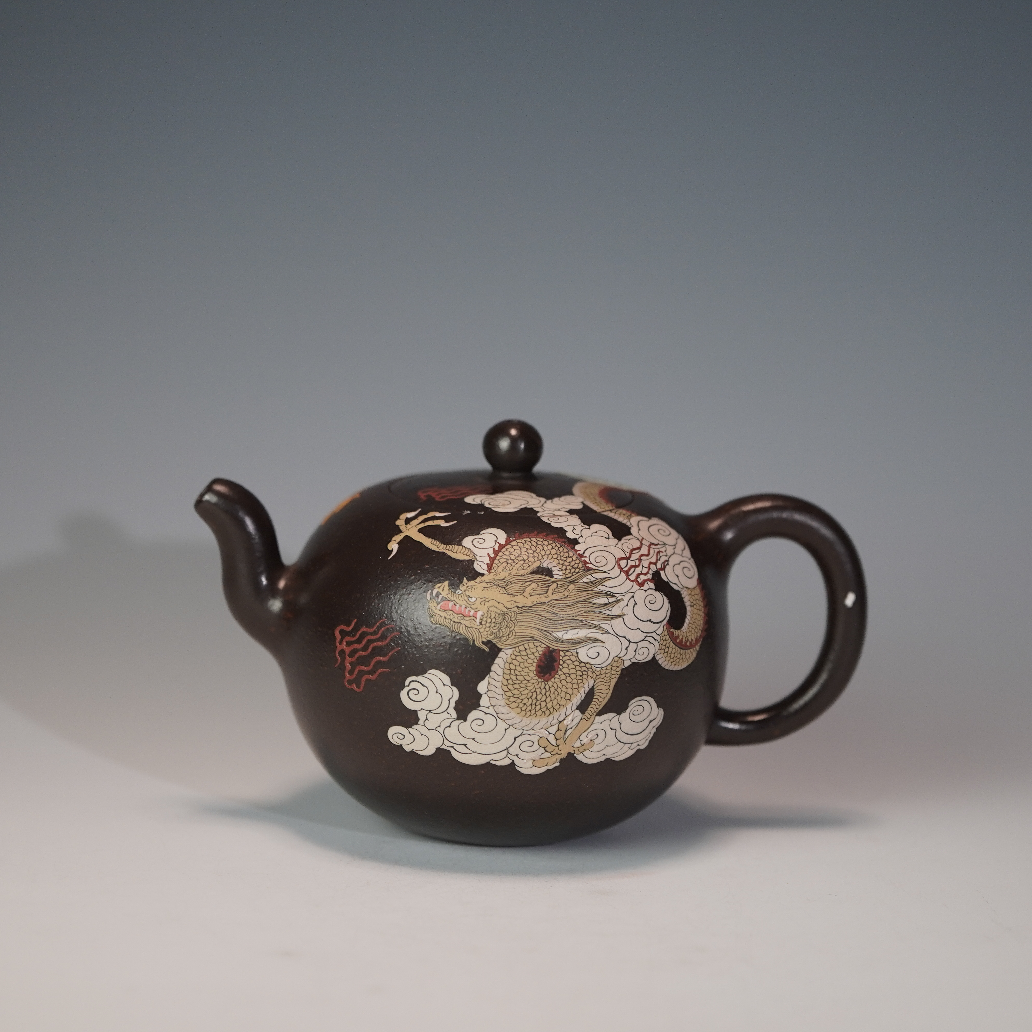 lot.21527 顾跃君 装饰：汪林国一厂高黑料一粒珠壶（泥绘龙） 300cc