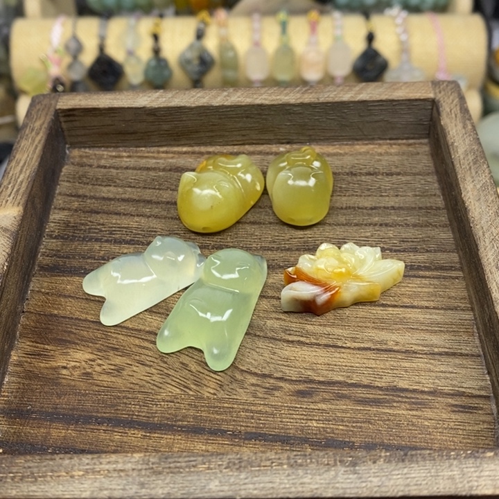 铕***万蛇纹石玉未镶嵌颈饰