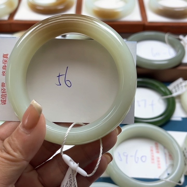 和田玉手镯未镶嵌小**?