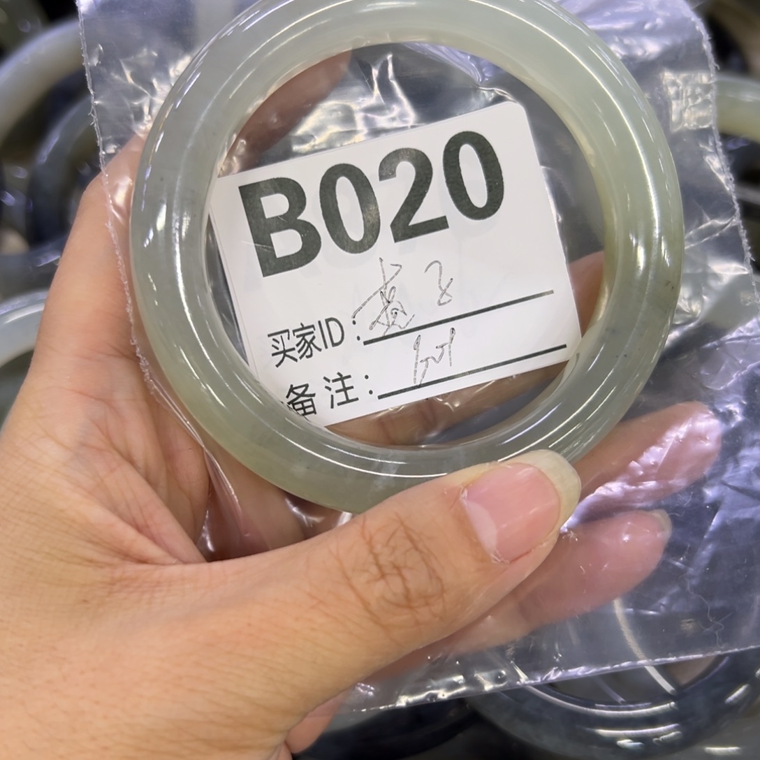 燕***问蛇纹石玉未镶嵌手镯