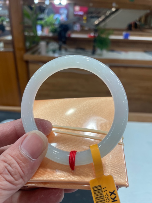 翡翠手镯未镶嵌翡翠