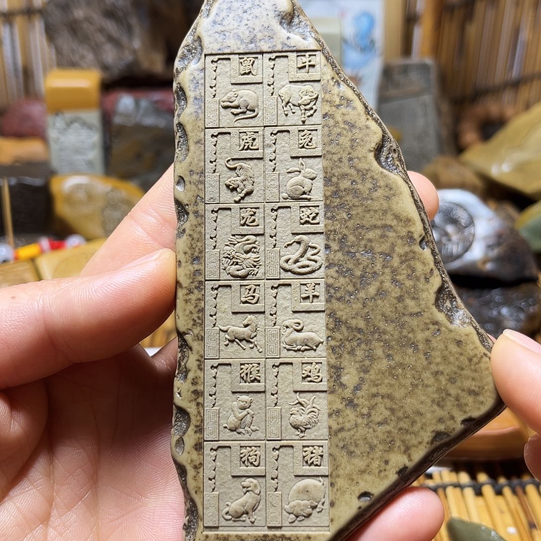 新疆原石雕刻手把件