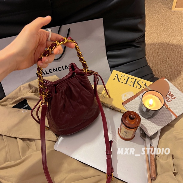 2025新款水桶包高级感百搭手提链条小众小香风女包菱格包