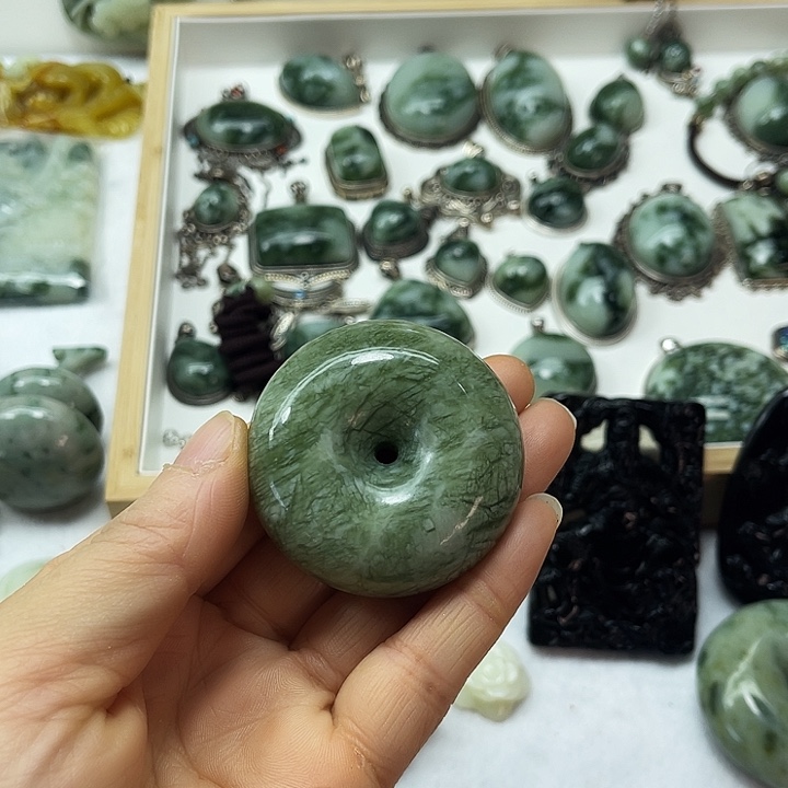 透闪石-蛇纹石玉未镶嵌颈饰