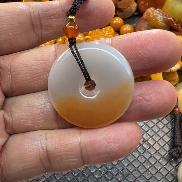 石英质玉（黄龙玉）颈饰未镶嵌