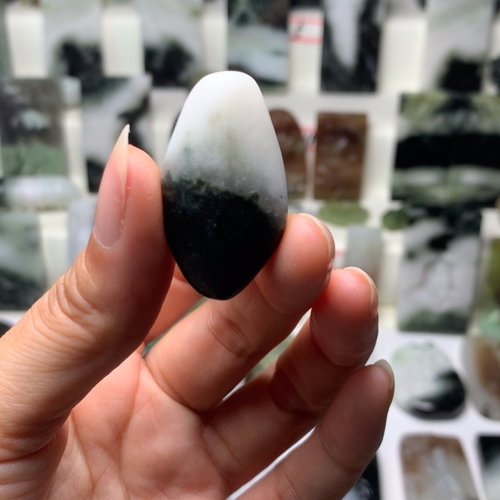 独山玉未镶嵌颈饰